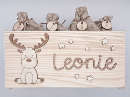 Adventskalender aus Holz mit 24 Jutesäckchen und Zahlenanhängern