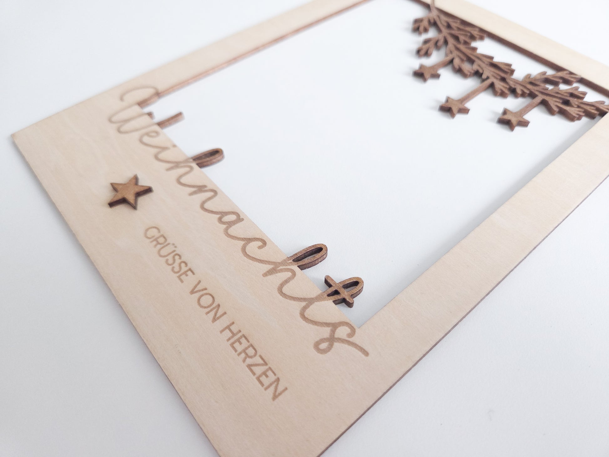 „Holz-Passepartout mit filigran gelasertem Zweig und hängenden Sternen – Weihnachtsrahmen im modernen skandinavischen Stil“