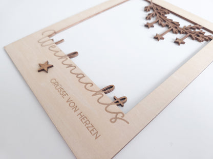 „Holz-Passepartout mit filigran gelasertem Zweig und hängenden Sternen – Weihnachtsrahmen im modernen skandinavischen Stil“