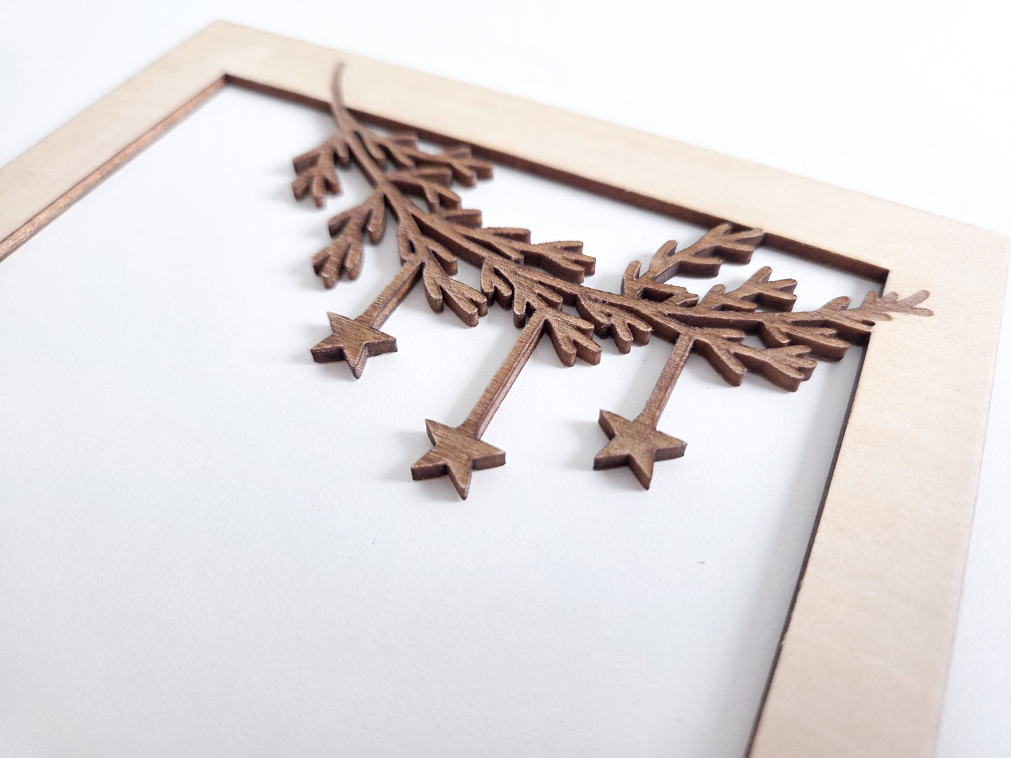 „Holz-Passepartout mit filigran gelasertem Zweig und hängenden Sternen – Weihnachtsrahmen im modernen skandinavischen Stil“