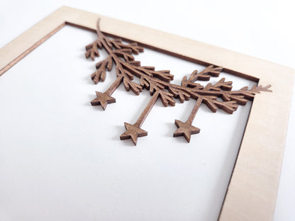 „Holz-Passepartout mit filigran gelasertem Zweig und hängenden Sternen – Weihnachtsrahmen im modernen skandinavischen Stil“