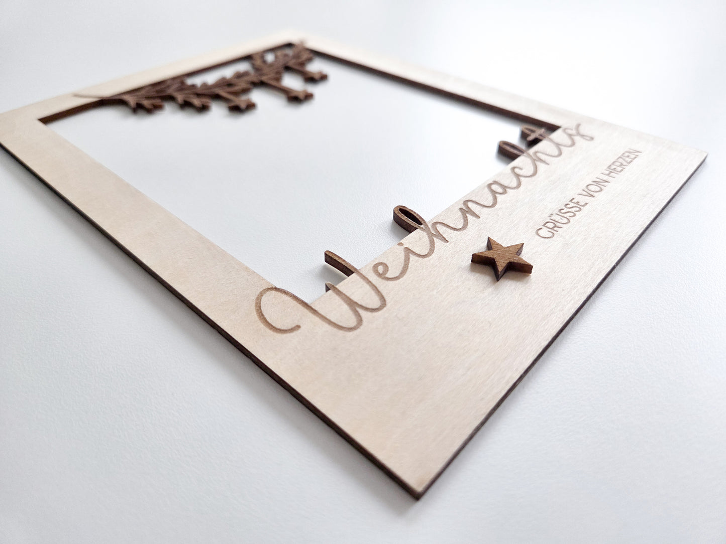 „Holz-Passepartout mit filigran gelasertem Zweig und hängenden Sternen – Weihnachtsrahmen im modernen skandinavischen Stil“