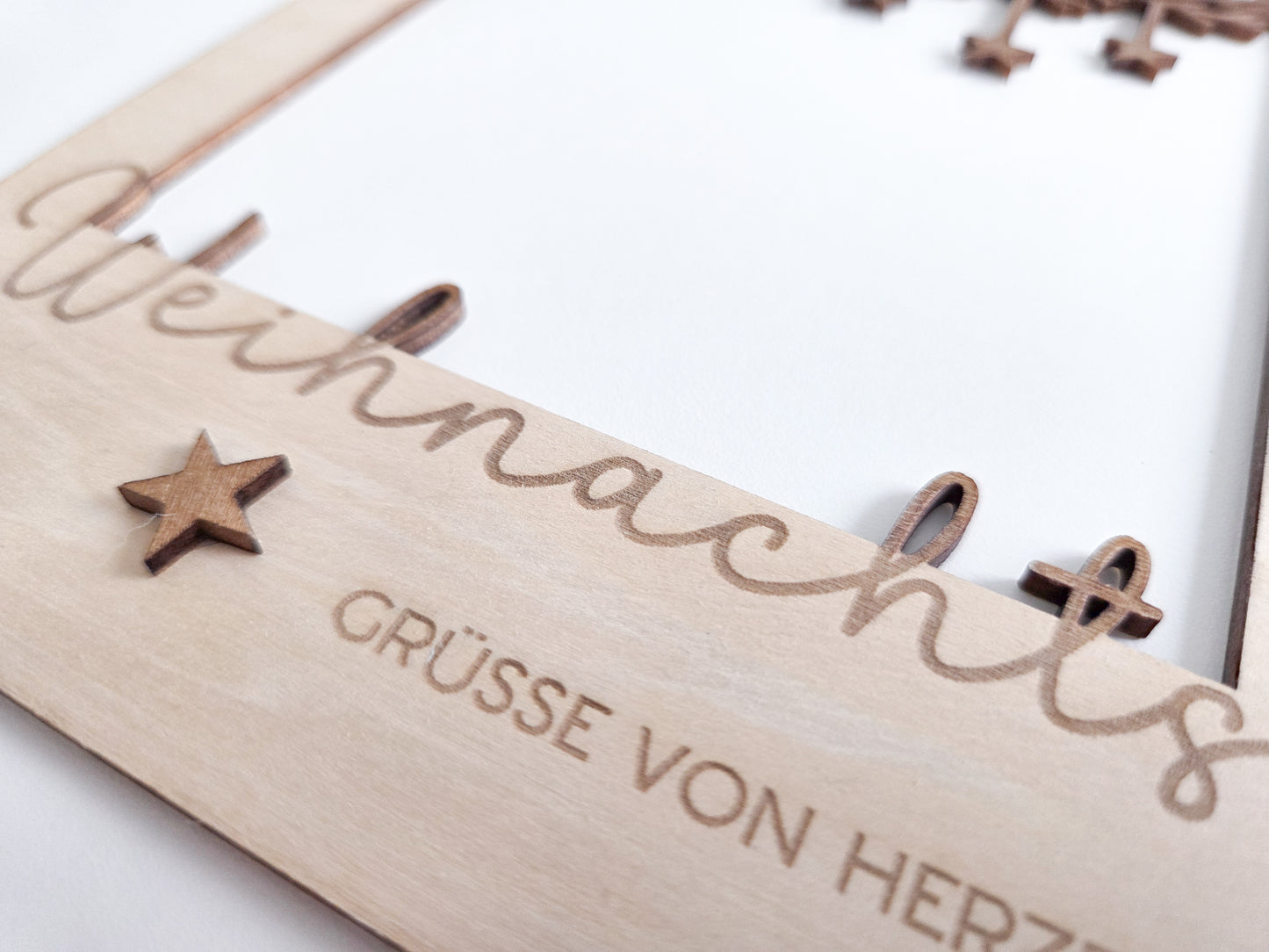 „Holz-Passepartout mit filigran gelasertem Zweig und hängenden Sternen – Weihnachtsrahmen im modernen skandinavischen Stil“