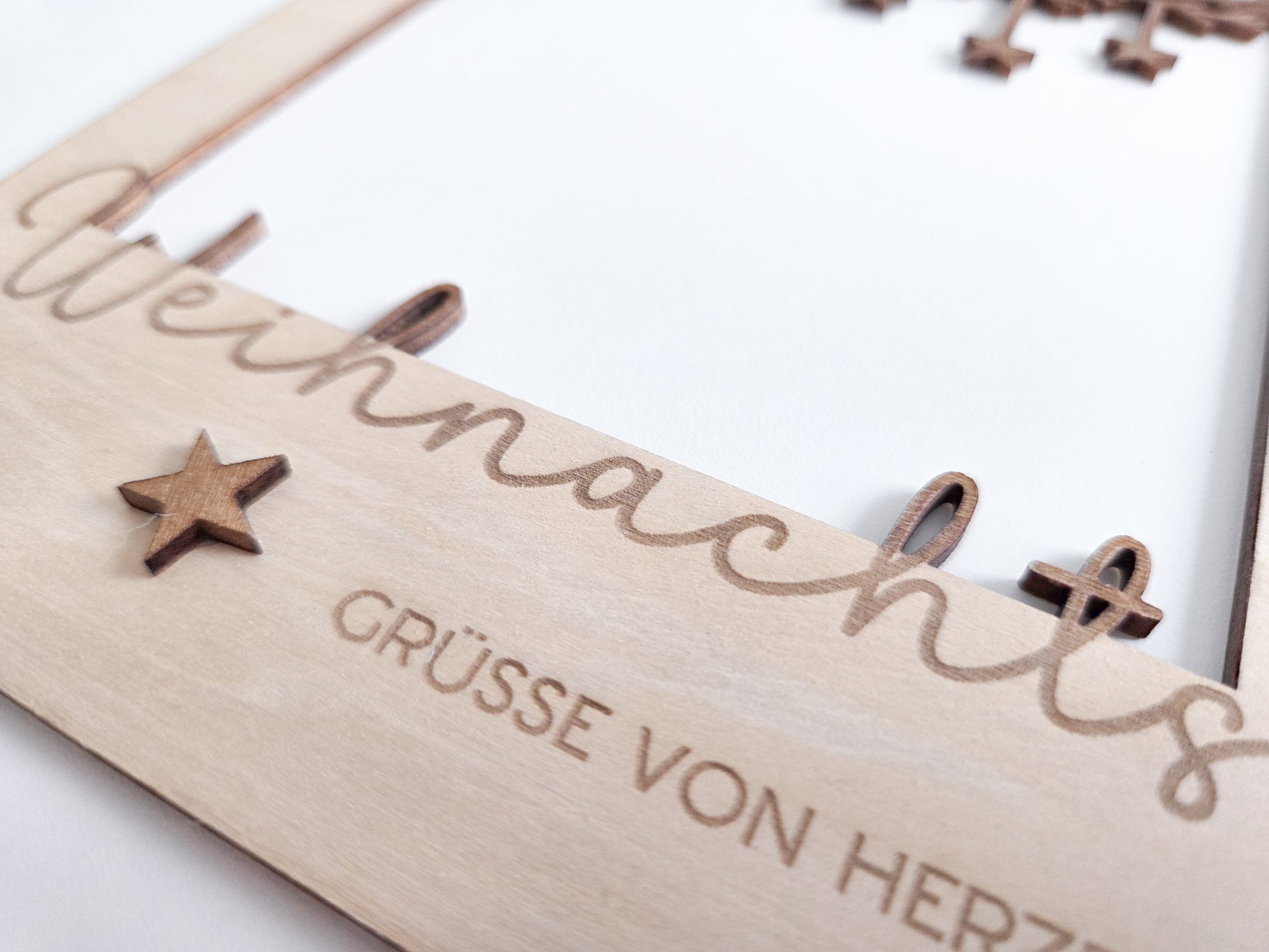 „Holz-Passepartout mit filigran gelasertem Zweig und hängenden Sternen – Weihnachtsrahmen im modernen skandinavischen Stil“