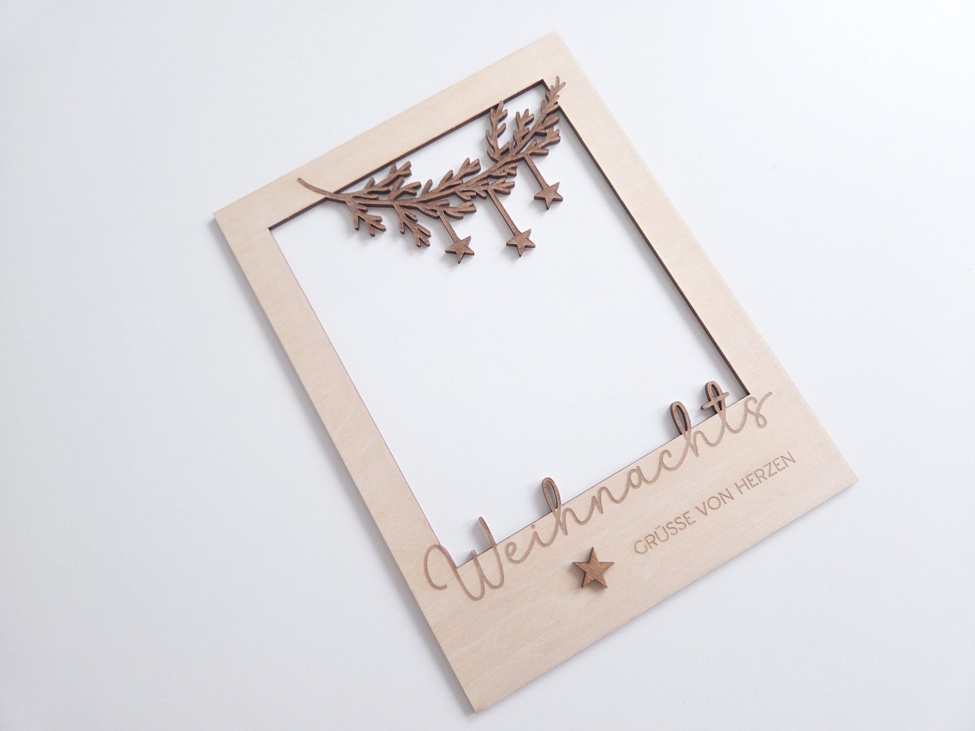 „Holz-Passepartout mit filigran gelasertem Zweig und hängenden Sternen – Weihnachtsrahmen im modernen skandinavischen Stil“