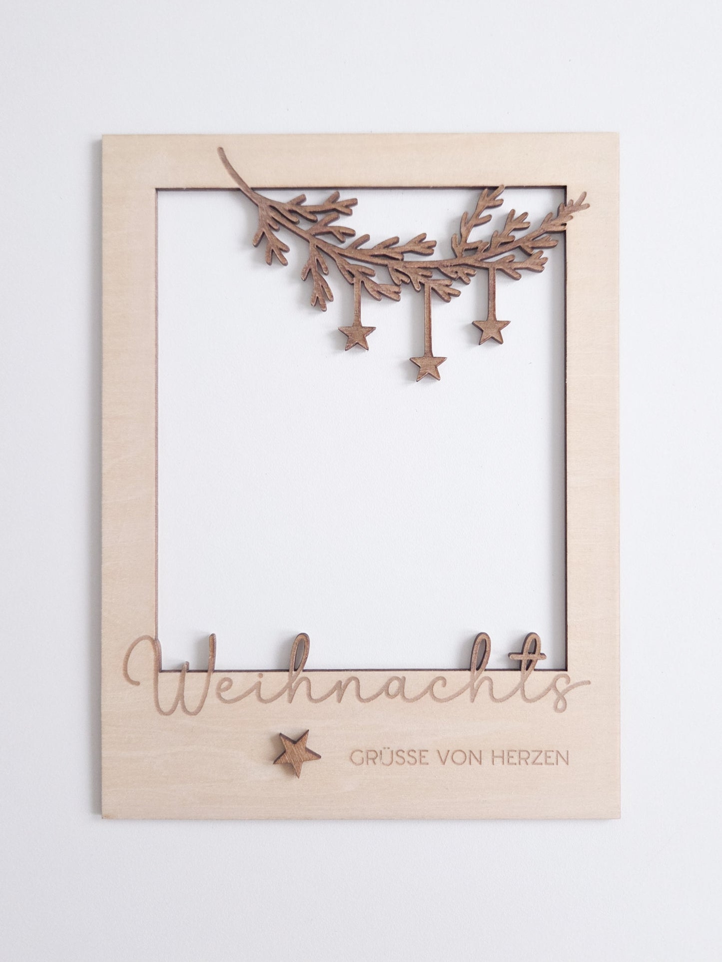 „Holz-Passepartout mit filigran gelasertem Zweig und hängenden Sternen – Weihnachtsrahmen im modernen skandinavischen Stil“