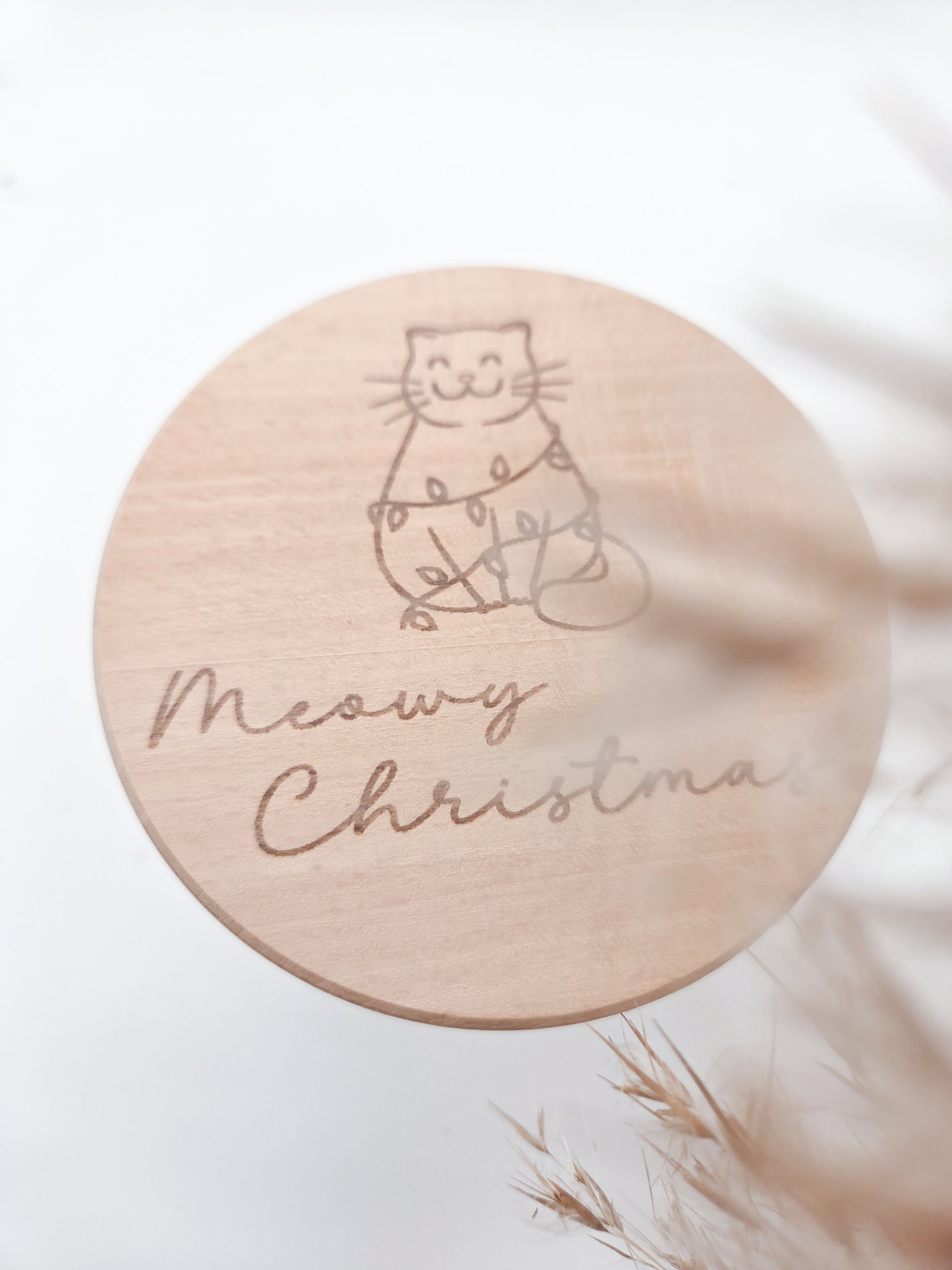 Weihnachtsgeschenk für Katzenliebhaber – Glas mit Lasergravur Katze und Schriftzug Meowy Christmas