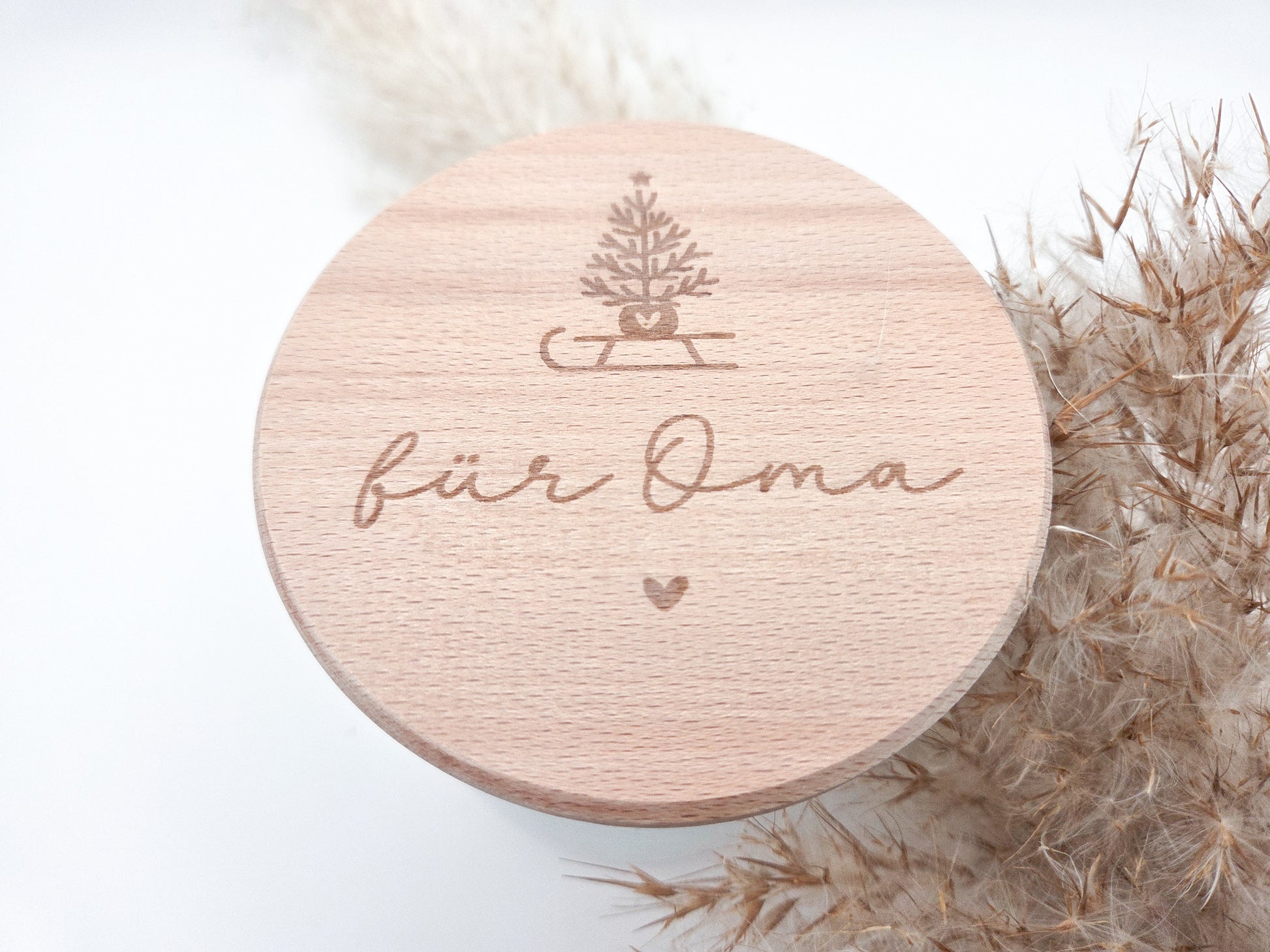 „Personalisierbares Geschenkglas mit hellem Holzdeckel, graviert mit Weihnachtsbaum auf Schlitten und Schriftzug ‚für Oma‘. Skandi, natürlich, handgemacht – Geschenkidee zu Weihnachten.“