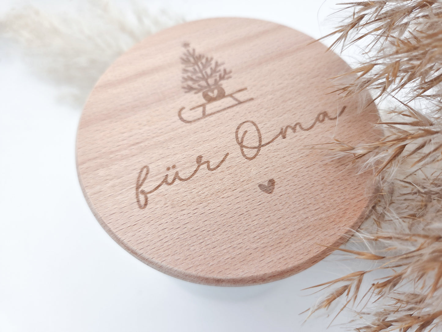 „Personalisierbares Geschenkglas mit hellem Holzdeckel, graviert mit Weihnachtsbaum auf Schlitten und Schriftzug ‚für Oma‘. Skandi, natürlich, handgemacht – Geschenkidee zu Weihnachten.“