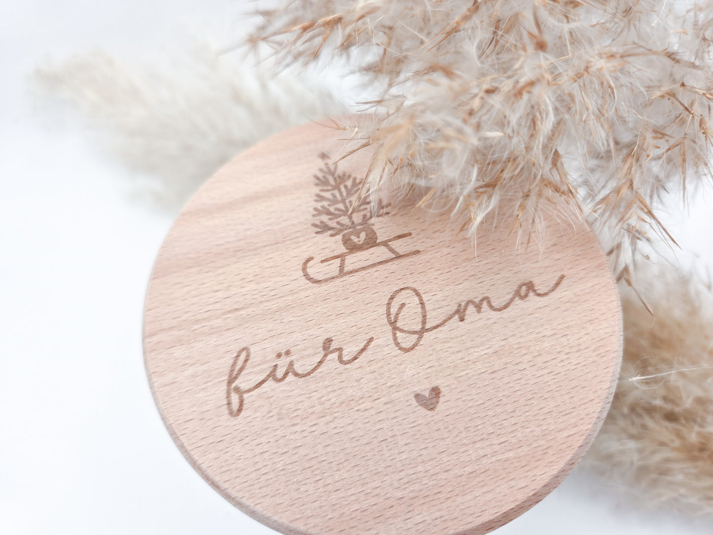 „Personalisierbares Geschenkglas mit hellem Holzdeckel, graviert mit Weihnachtsbaum auf Schlitten und Schriftzug ‚für Oma‘. Skandi, natürlich, handgemacht – Geschenkidee zu Weihnachten.“
