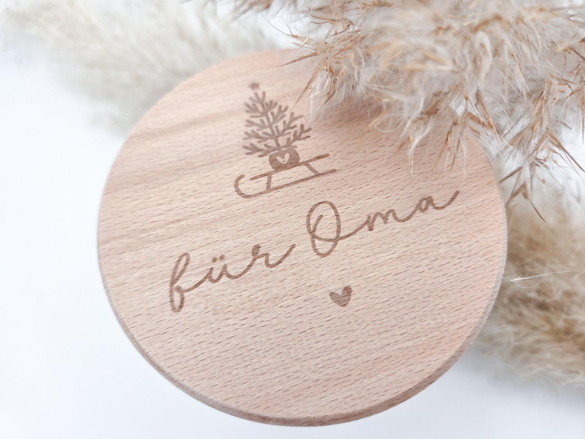 „Personalisierbares Geschenkglas mit hellem Holzdeckel, graviert mit Weihnachtsbaum auf Schlitten und Schriftzug ‚für Oma‘. Skandi, natürlich, handgemacht – Geschenkidee zu Weihnachten.“