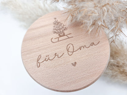 „Personalisierbares Geschenkglas mit hellem Holzdeckel, graviert mit Weihnachtsbaum auf Schlitten und Schriftzug ‚für Oma‘. Skandi, natürlich, handgemacht – Geschenkidee zu Weihnachten.“