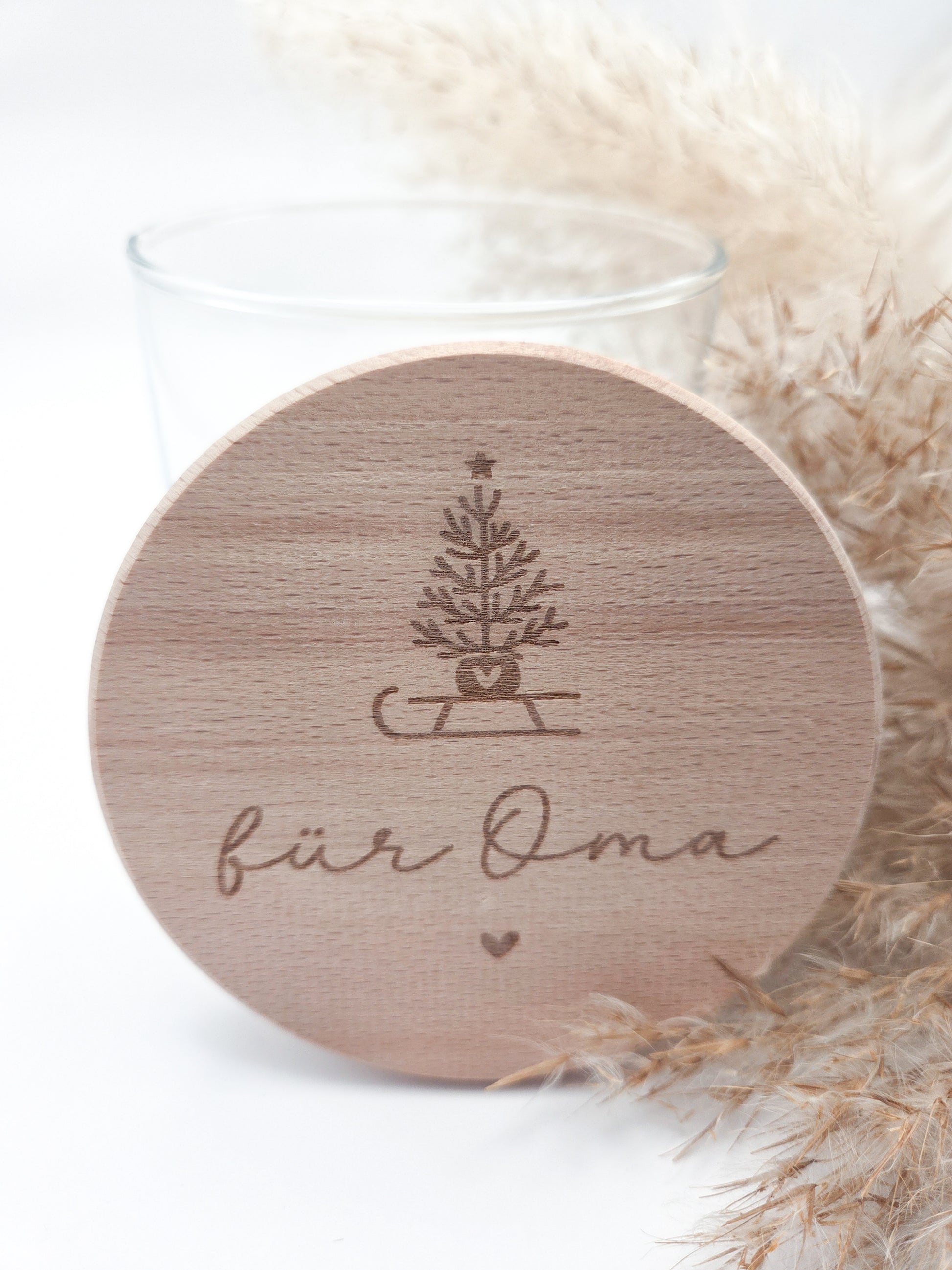 „Personalisierbares Geschenkglas mit hellem Holzdeckel, graviert mit Weihnachtsbaum auf Schlitten und Schriftzug ‚für Oma‘. Skandi, natürlich, handgemacht – Geschenkidee zu Weihnachten.“