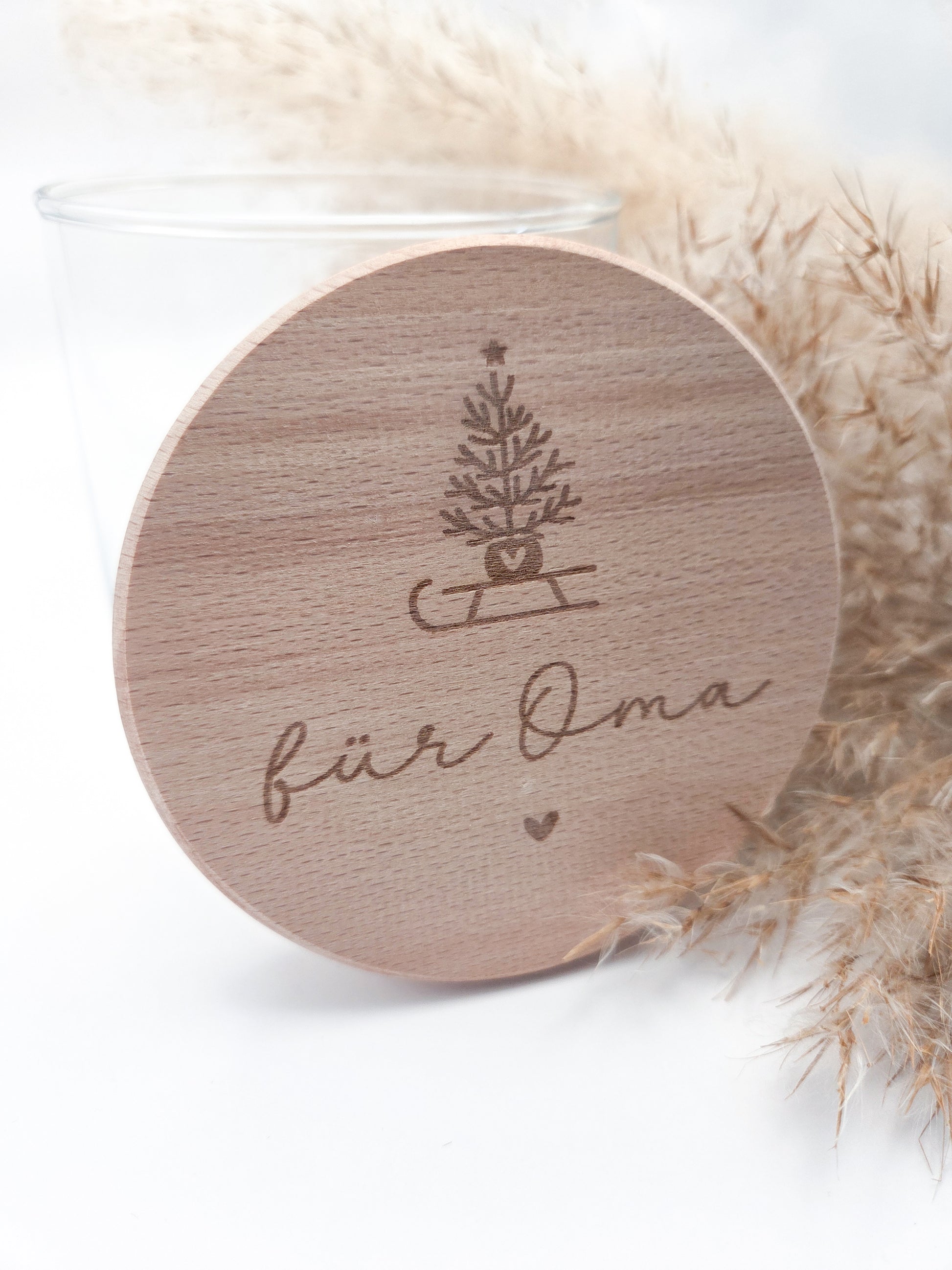 „Personalisierbares Geschenkglas mit hellem Holzdeckel, graviert mit Weihnachtsbaum auf Schlitten und Schriftzug ‚für Oma‘. Skandi, natürlich, handgemacht – Geschenkidee zu Weihnachten.“
