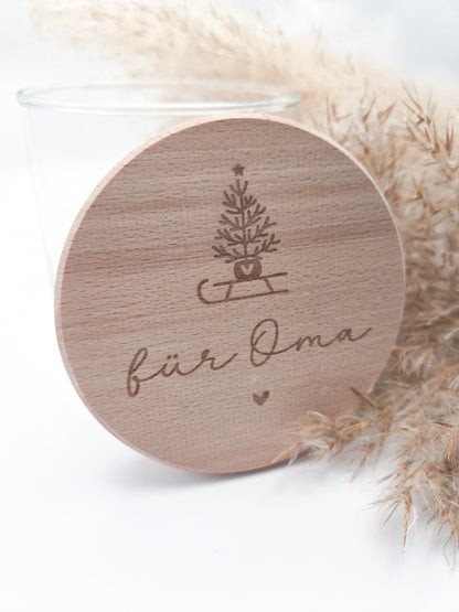 „Personalisierbares Geschenkglas mit hellem Holzdeckel, graviert mit Weihnachtsbaum auf Schlitten und Schriftzug ‚für Oma‘. Skandi, natürlich, handgemacht – Geschenkidee zu Weihnachten.“