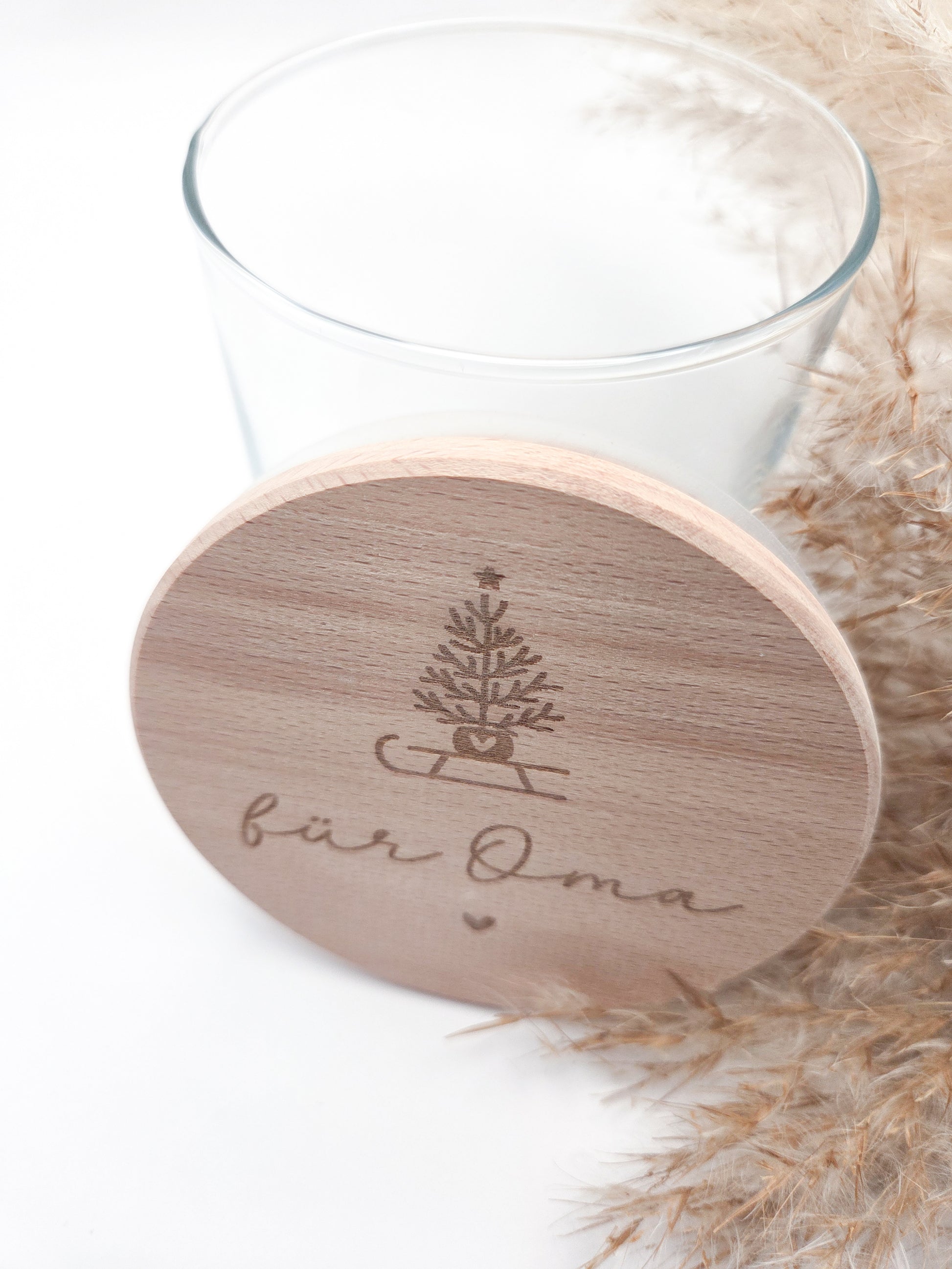 „Personalisierbares Geschenkglas mit hellem Holzdeckel, graviert mit Weihnachtsbaum auf Schlitten und Schriftzug ‚für Oma‘. Skandi, natürlich, handgemacht – Geschenkidee zu Weihnachten.“
