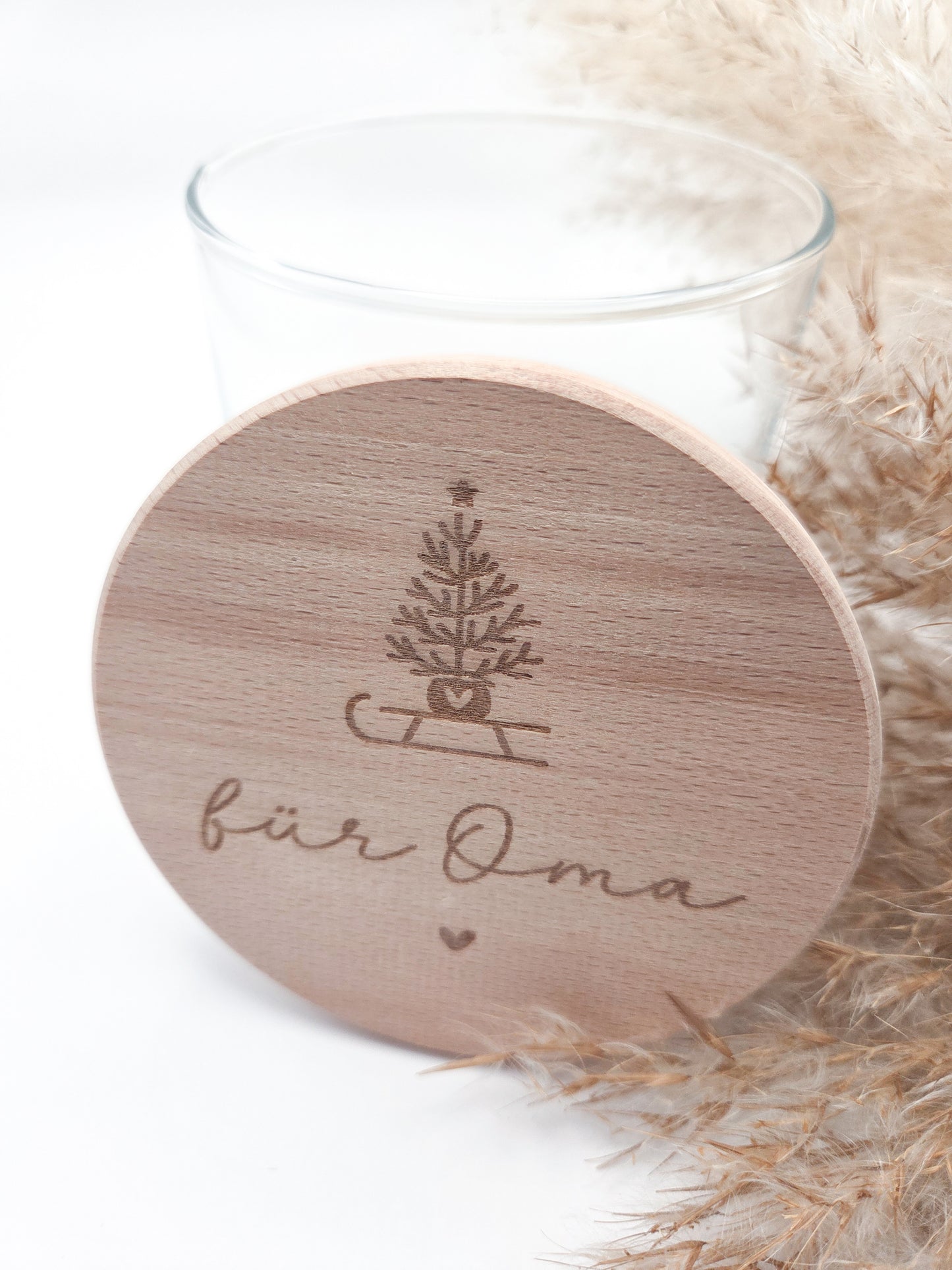„Personalisierbares Geschenkglas mit hellem Holzdeckel, graviert mit Weihnachtsbaum auf Schlitten und Schriftzug ‚für Oma‘. Skandi, natürlich, handgemacht – Geschenkidee zu Weihnachten.“