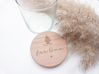 „Personalisierbares Geschenkglas mit hellem Holzdeckel, graviert mit Weihnachtsbaum auf Schlitten und Schriftzug ‚für Oma‘. Skandi, natürlich, handgemacht – Geschenkidee zu Weihnachten.“
