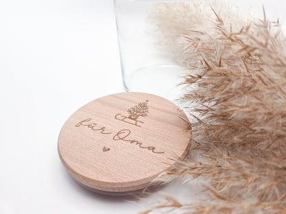 „Personalisierbares Geschenkglas mit hellem Holzdeckel, graviert mit Weihnachtsbaum auf Schlitten und Schriftzug ‚für Oma‘. Skandi, natürlich, handgemacht – Geschenkidee zu Weihnachten.“