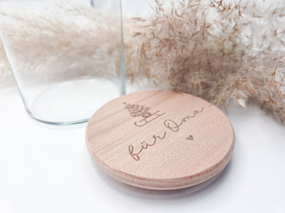 „Personalisierbares Geschenkglas mit hellem Holzdeckel, graviert mit Weihnachtsbaum auf Schlitten und Schriftzug ‚für Oma‘. Skandi, natürlich, handgemacht – Geschenkidee zu Weihnachten.“