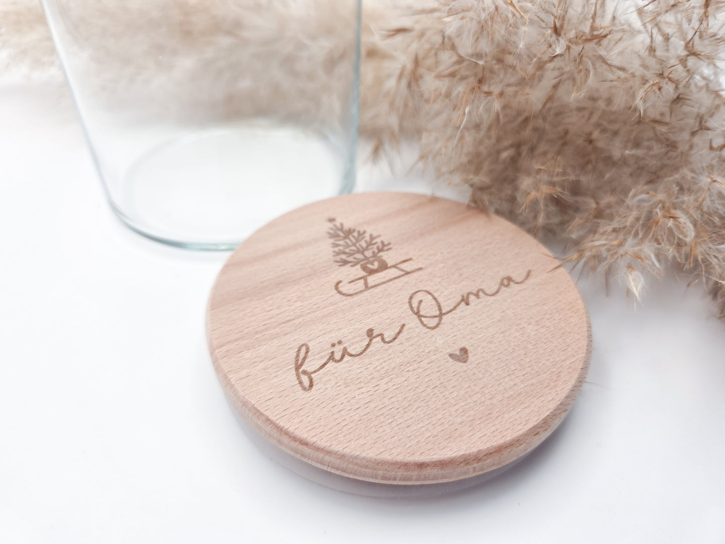 „Personalisierbares Geschenkglas mit hellem Holzdeckel, graviert mit Weihnachtsbaum auf Schlitten und Schriftzug ‚für Oma‘. Skandi, natürlich, handgemacht – Geschenkidee zu Weihnachten.“
