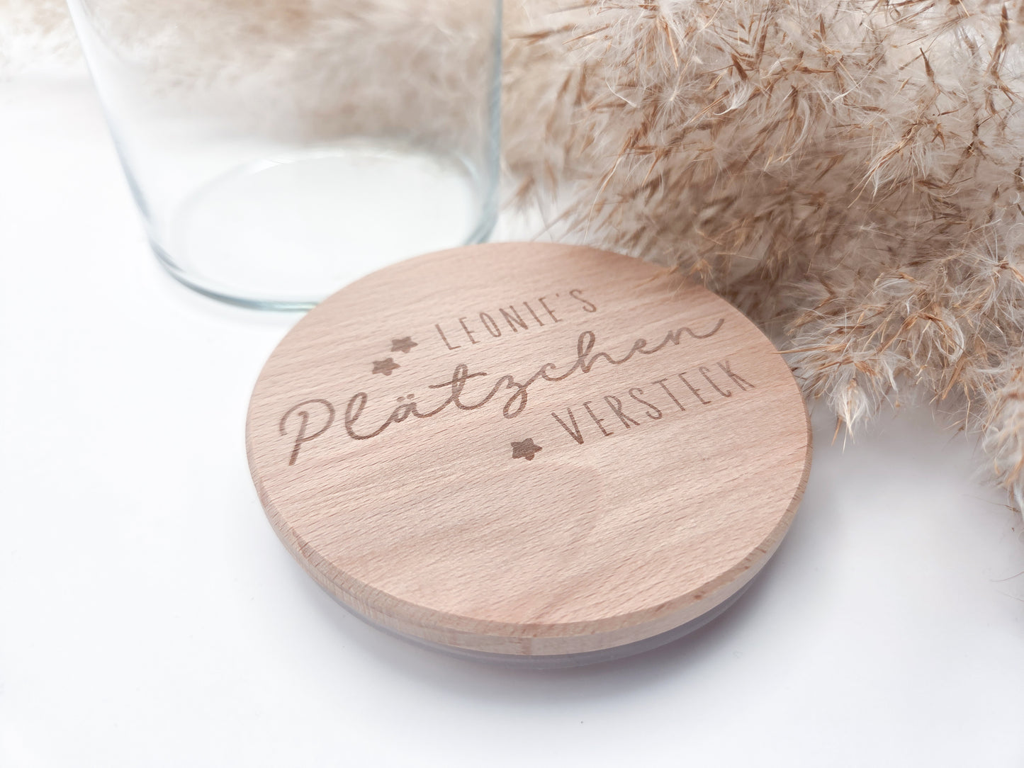 „Personalisierbares Plätzchenglas mit graviertem Holzdeckel ‚Leonie’s Plätzchenversteck‘, gefüllt mit Stern-Plätzchen – natürliches, helles Scandi-Design.“