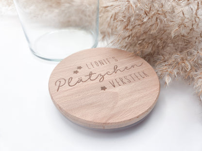 „Personalisierbares Plätzchenglas mit graviertem Holzdeckel ‚Leonie’s Plätzchenversteck‘, gefüllt mit Stern-Plätzchen – natürliches, helles Scandi-Design.“