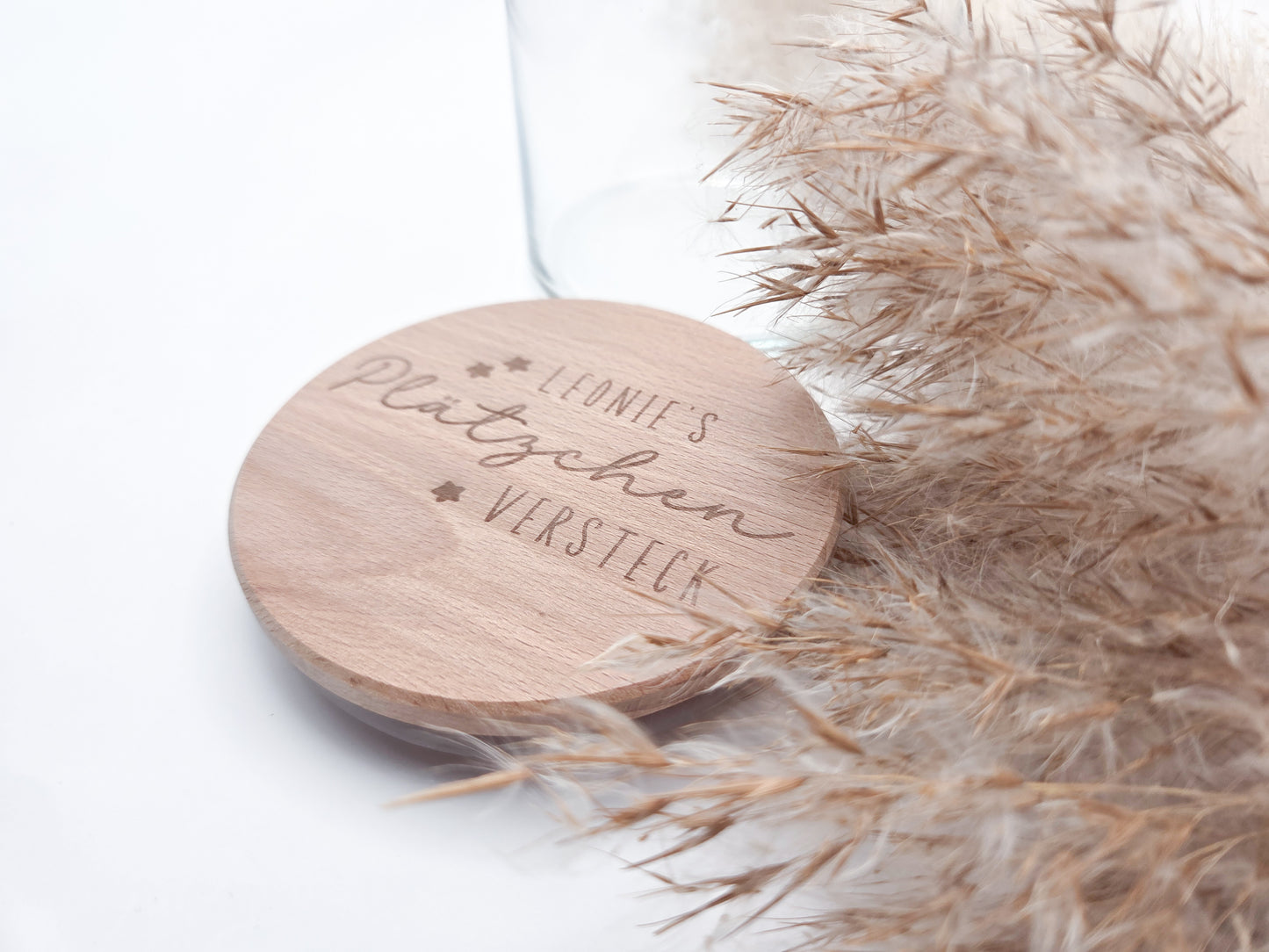 „Personalisierbares Plätzchenglas mit graviertem Holzdeckel ‚Leonie’s Plätzchenversteck‘, gefüllt mit Stern-Plätzchen – natürliches, helles Scandi-Design.“