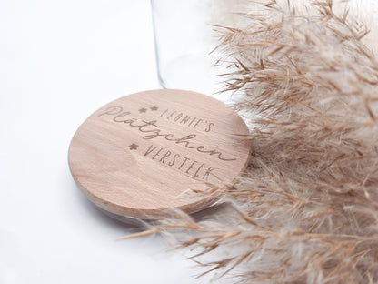 „Personalisierbares Plätzchenglas mit graviertem Holzdeckel ‚Leonie’s Plätzchenversteck‘, gefüllt mit Stern-Plätzchen – natürliches, helles Scandi-Design.“