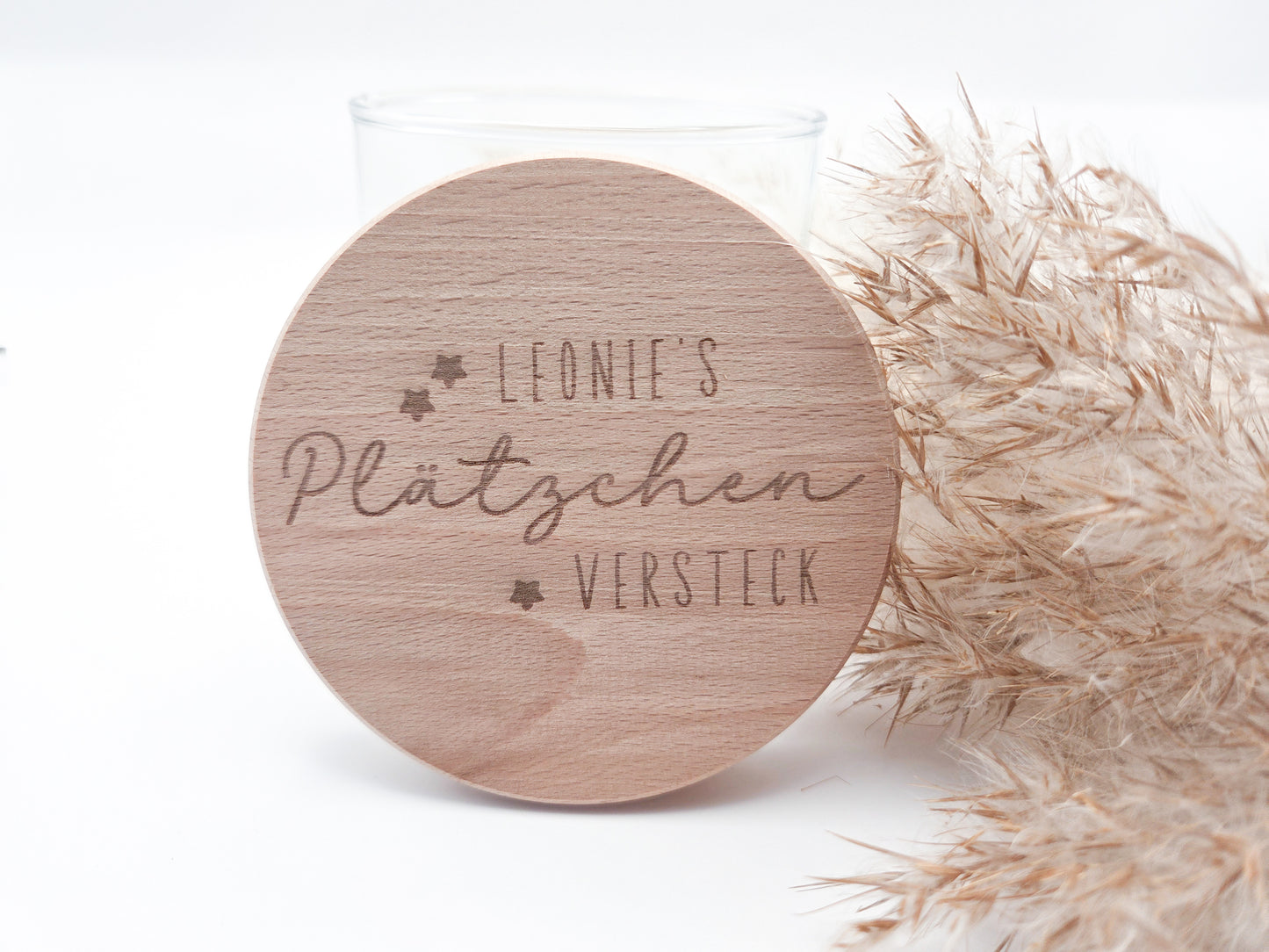 „Personalisierbares Plätzchenglas mit graviertem Holzdeckel ‚Leonie’s Plätzchenversteck‘, gefüllt mit Stern-Plätzchen – natürliches, helles Scandi-Design.“