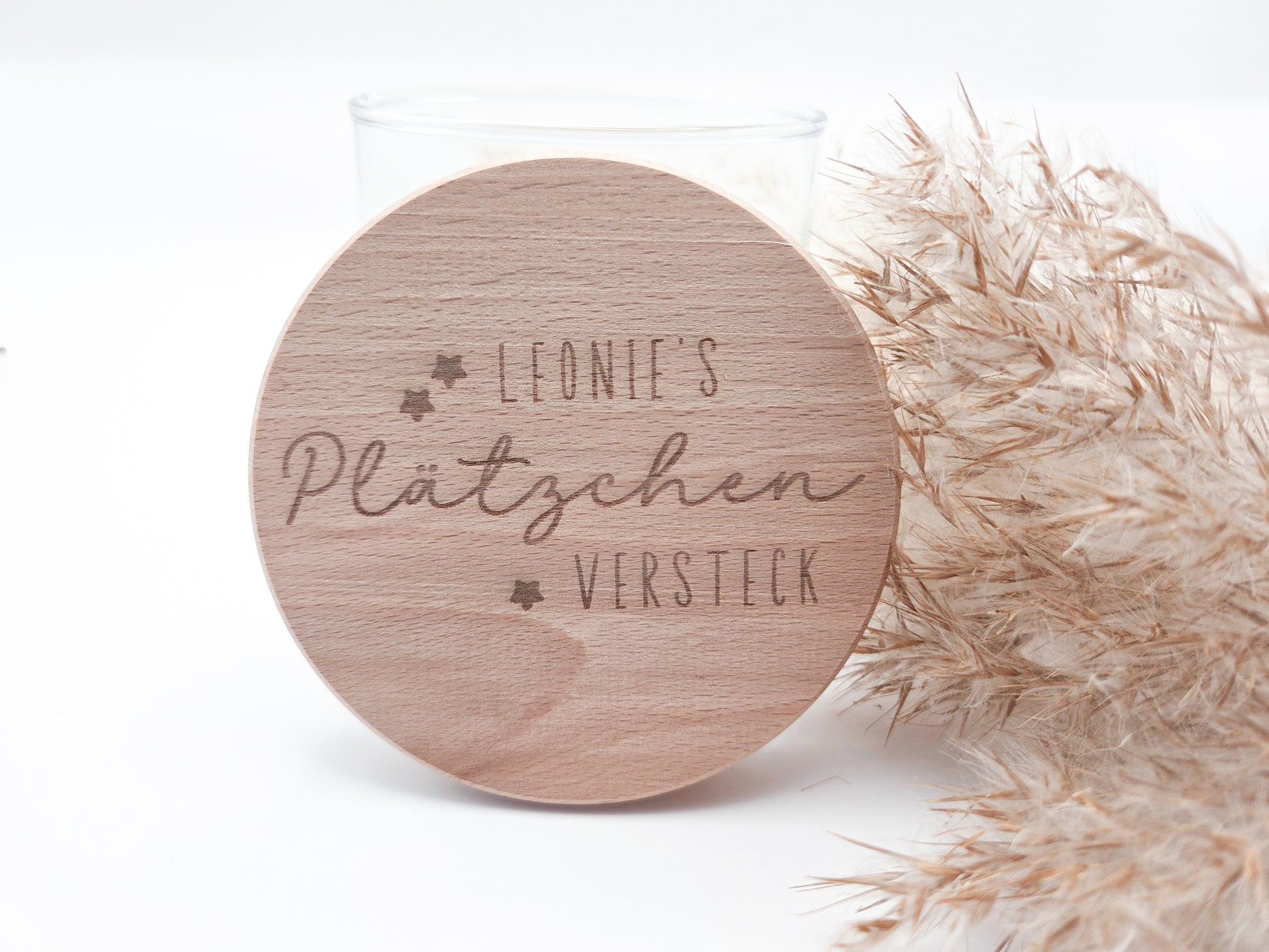 „Personalisierbares Plätzchenglas mit graviertem Holzdeckel ‚Leonie’s Plätzchenversteck‘, gefüllt mit Stern-Plätzchen – natürliches, helles Scandi-Design.“