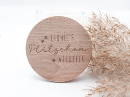 „Personalisierbares Plätzchenglas mit graviertem Holzdeckel ‚Leonie’s Plätzchenversteck‘, gefüllt mit Stern-Plätzchen – natürliches, helles Scandi-Design.“