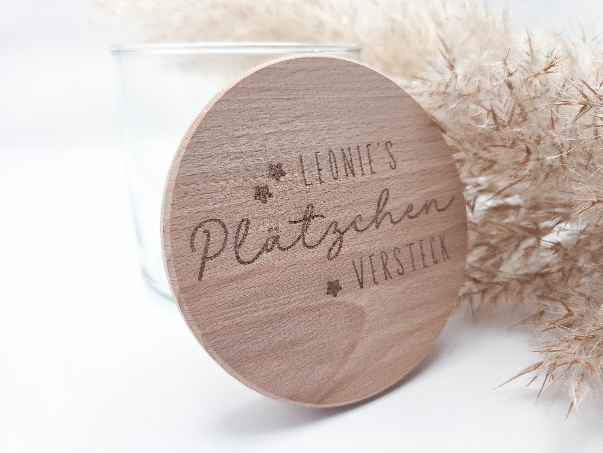 „Personalisierbares Plätzchenglas mit graviertem Holzdeckel ‚Leonie’s Plätzchenversteck‘, gefüllt mit Stern-Plätzchen – natürliches, helles Scandi-Design.“