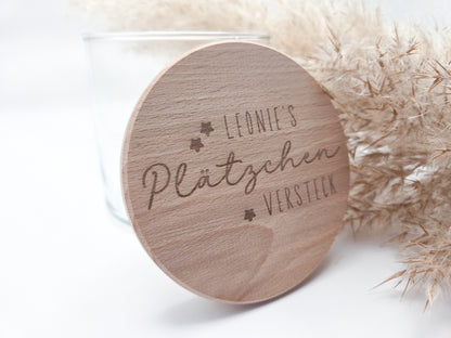 „Personalisierbares Plätzchenglas mit graviertem Holzdeckel ‚Leonie’s Plätzchenversteck‘, gefüllt mit Stern-Plätzchen – natürliches, helles Scandi-Design.“