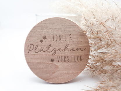 „Personalisierbares Plätzchenglas mit graviertem Holzdeckel ‚Leonie’s Plätzchenversteck‘, gefüllt mit Stern-Plätzchen – natürliches, helles Scandi-Design.“