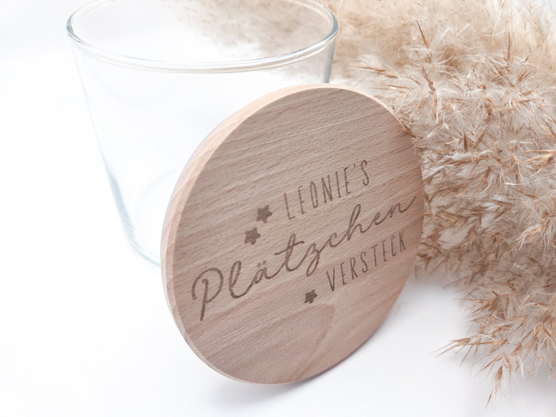 „Personalisierbares Plätzchenglas mit graviertem Holzdeckel ‚Leonie’s Plätzchenversteck‘, gefüllt mit Stern-Plätzchen – natürliches, helles Scandi-Design.“