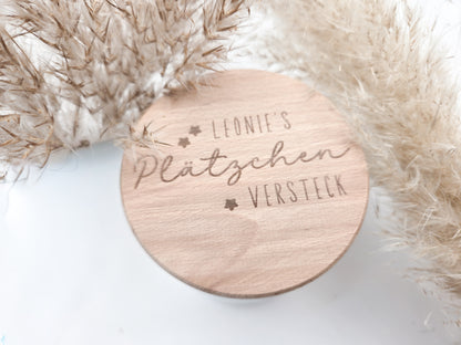 „Personalisierbares Plätzchenglas mit graviertem Holzdeckel ‚Leonie’s Plätzchenversteck‘, gefüllt mit Stern-Plätzchen – natürliches, helles Scandi-Design.“