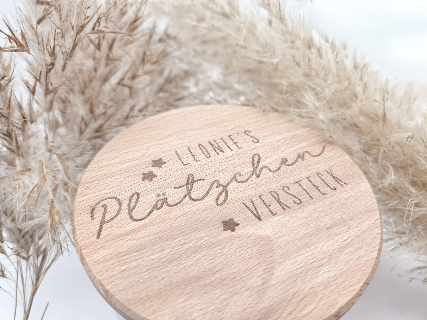 „Personalisierbares Plätzchenglas mit graviertem Holzdeckel ‚Leonie’s Plätzchenversteck‘, gefüllt mit Stern-Plätzchen – natürliches, helles Scandi-Design.“