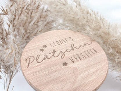 „Personalisierbares Plätzchenglas mit graviertem Holzdeckel ‚Leonie’s Plätzchenversteck‘, gefüllt mit Stern-Plätzchen – natürliches, helles Scandi-Design.“