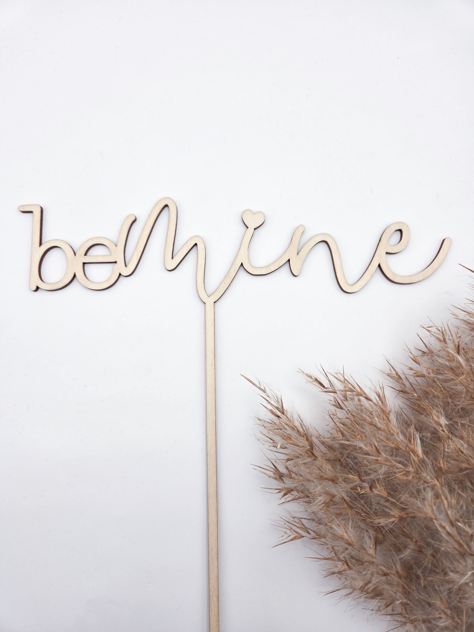 Blumenstraußstecker be mine aus Holz als romantischer Blumen Topper für Valentinstag Geschenk, Geschenk für Partner, Geschenk für Freundin oder Freund. Hochwertiger Blumenstecker aus Holz mit Schriftzug be mine und Herz, perfekt für Blumenstrauß, Trockenblumen, Vase oder Geschenkdekoration. Ideale Geschenkidee zum Valentinstag, Jahrestag, Hochzeit oder Verlobung. Moderner Boho und Scandi Stil, handgemacht, natürlich, zeitlos, liebevolle Holz Deko von Leo & Lu.