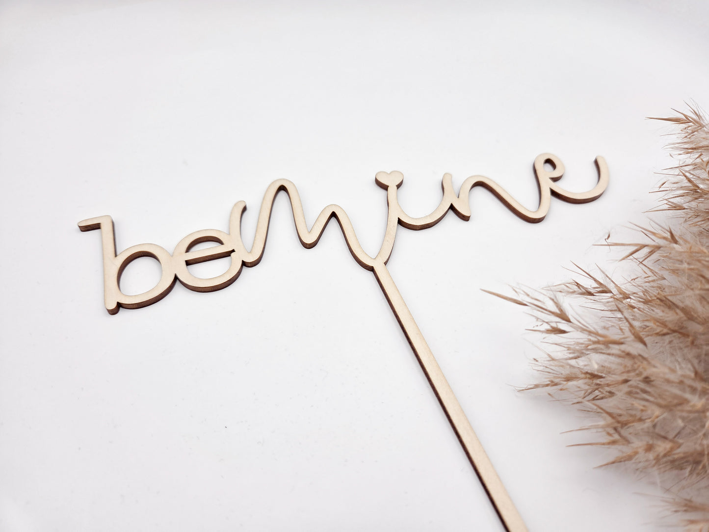 Blumenstraußstecker be mine aus Holz als romantischer Blumen Topper für Valentinstag Geschenk, Geschenk für Partner, Geschenk für Freundin oder Freund. Hochwertiger Blumenstecker aus Holz mit Schriftzug be mine und Herz, perfekt für Blumenstrauß, Trockenblumen, Vase oder Geschenkdekoration. Ideale Geschenkidee zum Valentinstag, Jahrestag, Hochzeit oder Verlobung. Moderner Boho und Scandi Stil, handgemacht, natürlich, zeitlos, liebevolle Holz Deko von Leo & Lu.