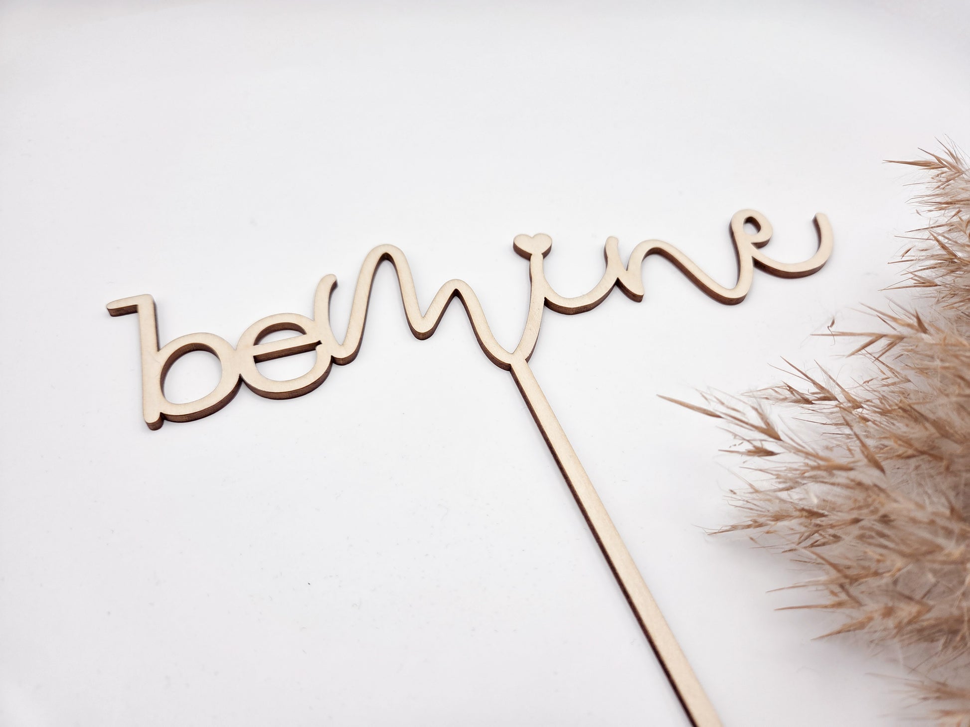 Blumenstraußstecker be mine aus Holz als romantischer Blumen Topper für Valentinstag Geschenk, Geschenk für Partner, Geschenk für Freundin oder Freund. Hochwertiger Blumenstecker aus Holz mit Schriftzug be mine und Herz, perfekt für Blumenstrauß, Trockenblumen, Vase oder Geschenkdekoration. Ideale Geschenkidee zum Valentinstag, Jahrestag, Hochzeit oder Verlobung. Moderner Boho und Scandi Stil, handgemacht, natürlich, zeitlos, liebevolle Holz Deko von Leo & Lu.