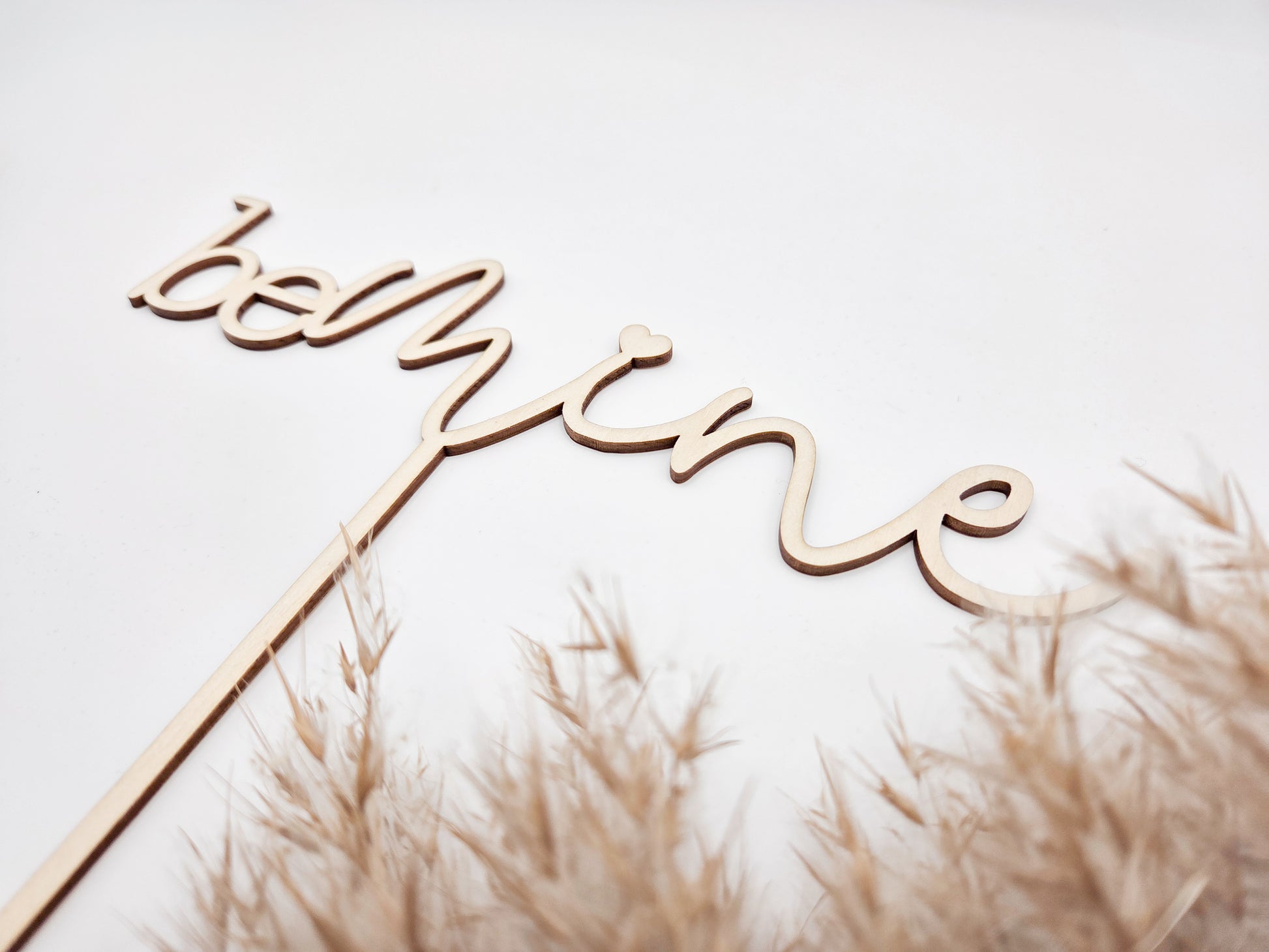 Blumenstraußstecker be mine aus Holz als romantischer Blumen Topper für Valentinstag Geschenk, Geschenk für Partner, Geschenk für Freundin oder Freund. Hochwertiger Blumenstecker aus Holz mit Schriftzug be mine und Herz, perfekt für Blumenstrauß, Trockenblumen, Vase oder Geschenkdekoration. Ideale Geschenkidee zum Valentinstag, Jahrestag, Hochzeit oder Verlobung. Moderner Boho und Scandi Stil, handgemacht, natürlich, zeitlos, liebevolle Holz Deko von Leo & Lu.