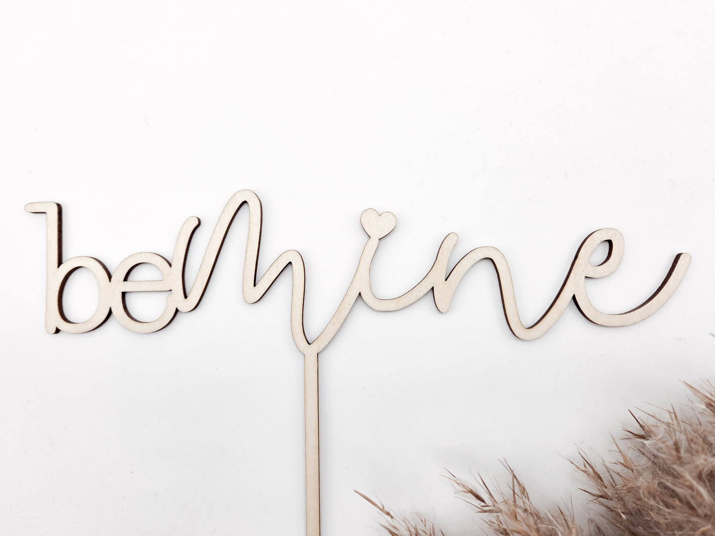 Blumenstraußstecker be mine aus Holz als romantischer Blumen Topper für Valentinstag Geschenk, Geschenk für Partner, Geschenk für Freundin oder Freund. Hochwertiger Blumenstecker aus Holz mit Schriftzug be mine und Herz, perfekt für Blumenstrauß, Trockenblumen, Vase oder Geschenkdekoration. Ideale Geschenkidee zum Valentinstag, Jahrestag, Hochzeit oder Verlobung. Moderner Boho und Scandi Stil, handgemacht, natürlich, zeitlos, liebevolle Holz Deko von Leo & Lu.