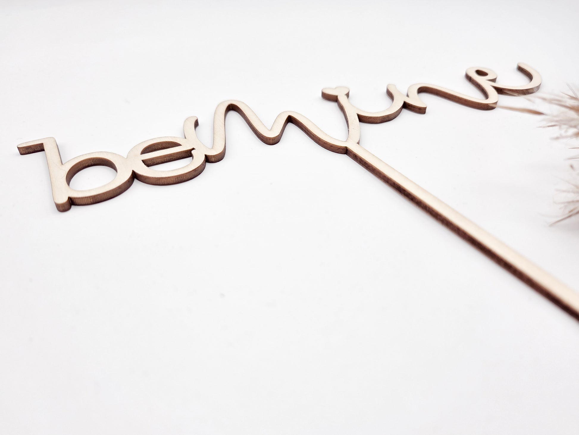 Blumenstraußstecker be mine aus Holz als romantischer Blumen Topper für Valentinstag Geschenk, Geschenk für Partner, Geschenk für Freundin oder Freund. Hochwertiger Blumenstecker aus Holz mit Schriftzug be mine und Herz, perfekt für Blumenstrauß, Trockenblumen, Vase oder Geschenkdekoration. Ideale Geschenkidee zum Valentinstag, Jahrestag, Hochzeit oder Verlobung. Moderner Boho und Scandi Stil, handgemacht, natürlich, zeitlos, liebevolle Holz Deko von Leo & Lu.