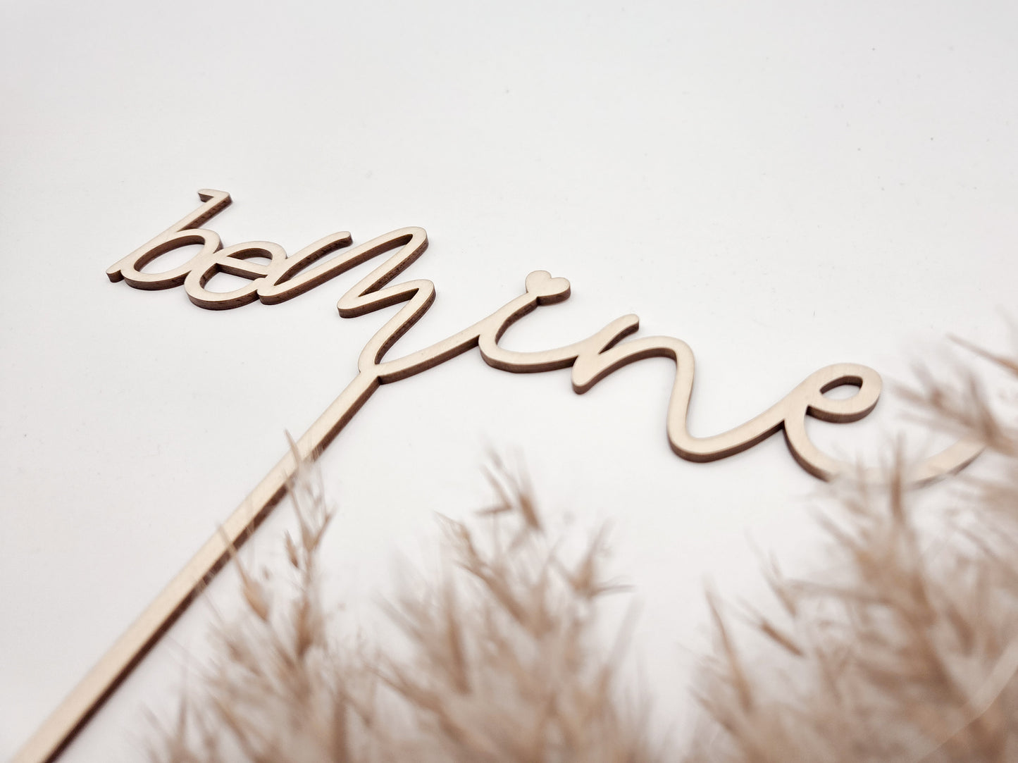 Blumenstraußstecker be mine aus Holz als romantischer Blumen Topper für Valentinstag Geschenk, Geschenk für Partner, Geschenk für Freundin oder Freund. Hochwertiger Blumenstecker aus Holz mit Schriftzug be mine und Herz, perfekt für Blumenstrauß, Trockenblumen, Vase oder Geschenkdekoration. Ideale Geschenkidee zum Valentinstag, Jahrestag, Hochzeit oder Verlobung. Moderner Boho und Scandi Stil, handgemacht, natürlich, zeitlos, liebevolle Holz Deko von Leo & Lu.