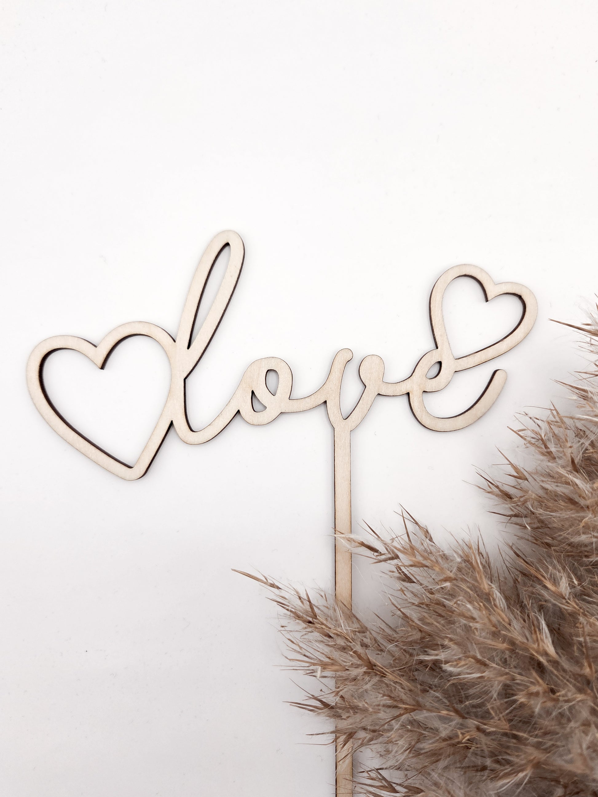 Blumenstrauß-Stecker „love“ aus Holz mit Herz, hochwertiger Blumen Topper Holz für Trockenblumen und frische Blumensträuße, moderne Blumendeko aus Holz im Scandi Stil, minimalistische Blumenstrauß Deko für Valentinstag, Hochzeit, Verlobung, Jahrestag und Muttertag, liebevolle Geschenkidee für Herzensmenschen, Holz Blumenstecker handgefertigt, nachhaltige Holzdeko, Blumen Geschenk mit Herz, dekorativer Blumen Topper von Leo&Lu