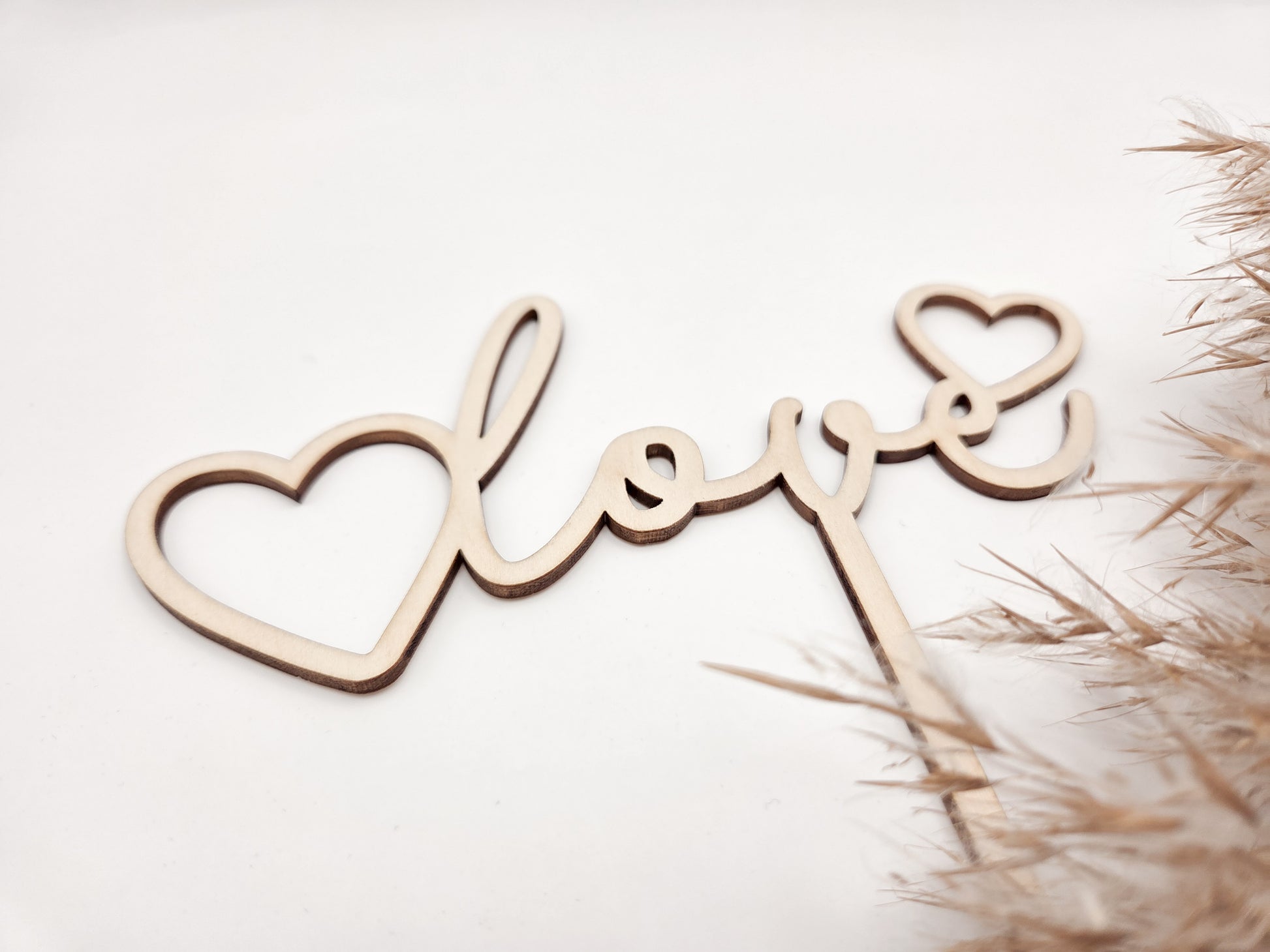 Blumenstrauß-Stecker „love“ aus Holz mit Herz, hochwertiger Blumen Topper Holz für Trockenblumen und frische Blumensträuße, moderne Blumendeko aus Holz im Scandi Stil, minimalistische Blumenstrauß Deko für Valentinstag, Hochzeit, Verlobung, Jahrestag und Muttertag, liebevolle Geschenkidee für Herzensmenschen, Holz Blumenstecker handgefertigt, nachhaltige Holzdeko, Blumen Geschenk mit Herz, dekorativer Blumen Topper von Leo&Lu