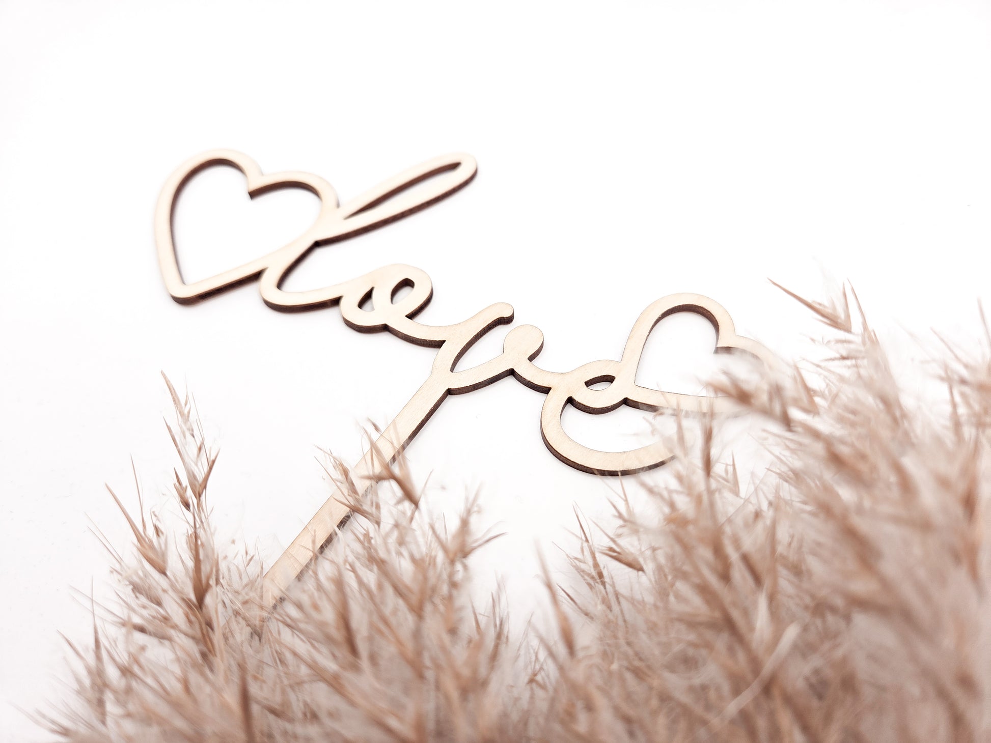 Blumenstrauß-Stecker „love“ aus Holz mit Herz, hochwertiger Blumen Topper Holz für Trockenblumen und frische Blumensträuße, moderne Blumendeko aus Holz im Scandi Stil, minimalistische Blumenstrauß Deko für Valentinstag, Hochzeit, Verlobung, Jahrestag und Muttertag, liebevolle Geschenkidee für Herzensmenschen, Holz Blumenstecker handgefertigt, nachhaltige Holzdeko, Blumen Geschenk mit Herz, dekorativer Blumen Topper von Leo&Lu