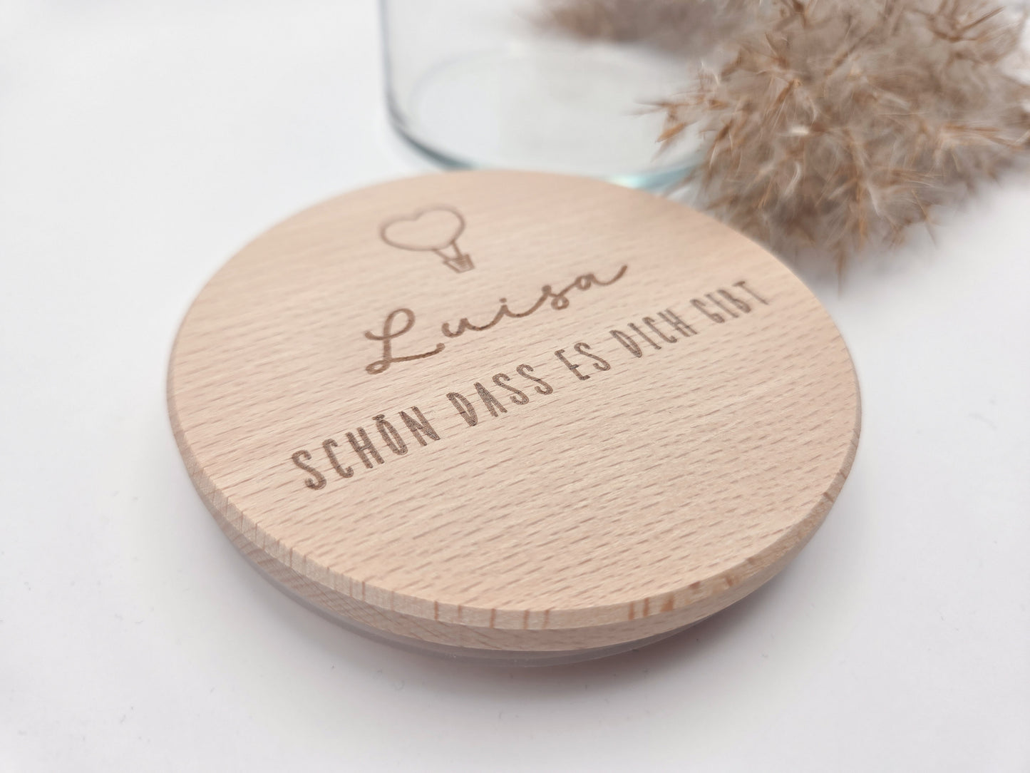 personalisiertes Geschenkglas, Geschenk mit Gravur, Valentinstagsgeschenk personalisiert, Muttertag Geschenk Idee, Vatertag Geschenk personalisiert, Geschenk für Arbeitskollegen, Dankeschön Geschenk, Schokoladengeschenk, Glas mit Holzdeckel, Geschenk mit Namen, nachhaltiges Geschenk, handgemachtes Geschenk, Leo&Lu Geschenkidee, persönliches Mitbringsel